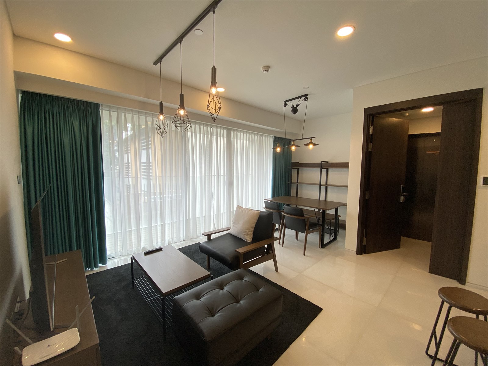 Serenity Sky Villas 外観・室内