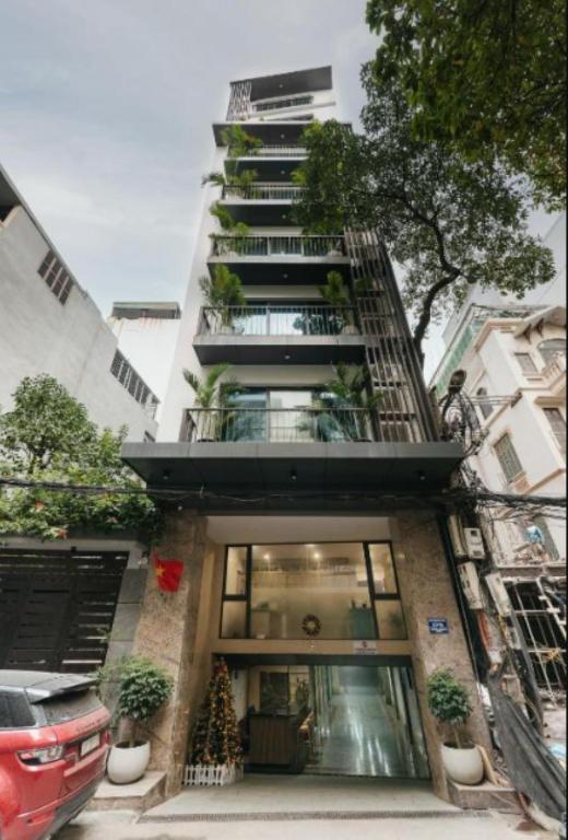 Lux Ngoc Khanh Lake Studio